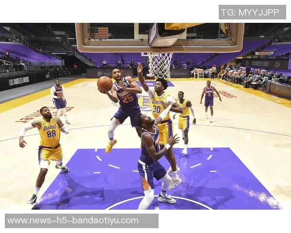 布克全场表现平平14投仅5中收获17分3篮板8助攻正负值高达16